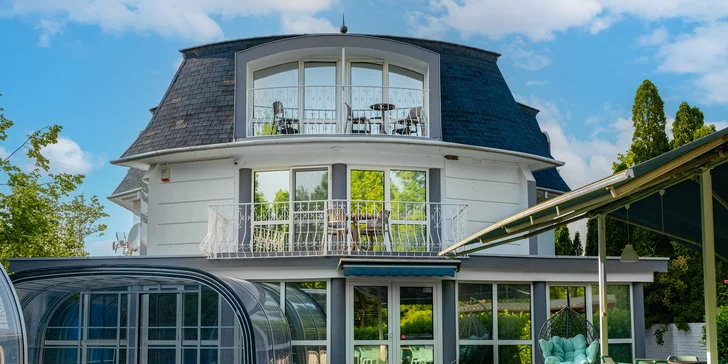 Dovolená u Balatonu: soukromá pláž, snídaně i wellness v zahradě