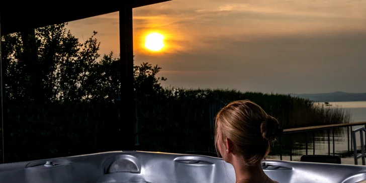 Dovolená u Balatonu: soukromá pláž, snídaně i wellness v zahradě