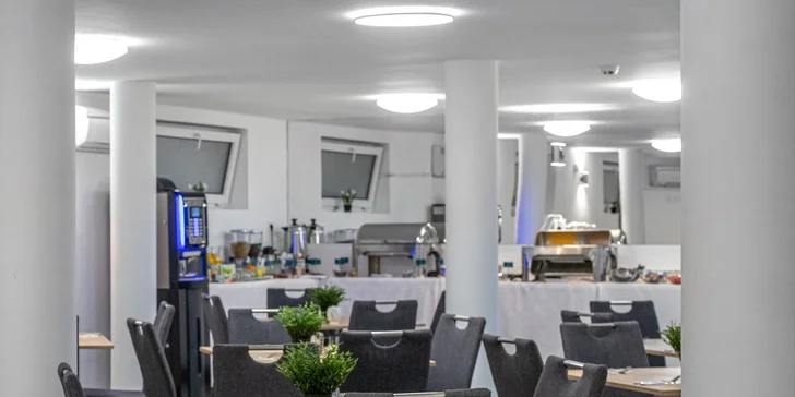 Dovolená u Balatonu: soukromá pláž, snídaně i wellness v zahradě