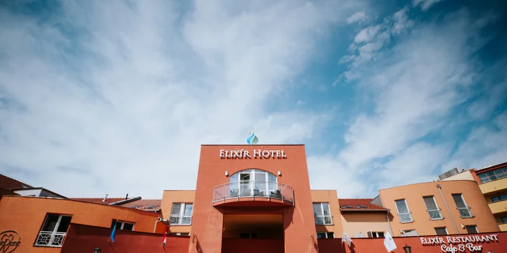 Mórahalom: wellness hotel s polopenzí, neomezeným wellness a přímým vstupem do lázní