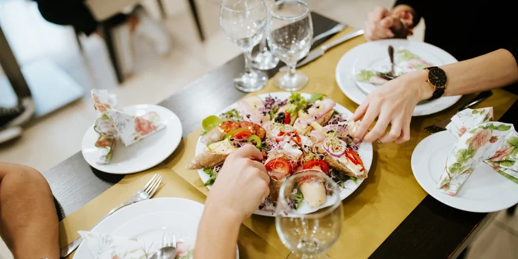 Mórahalom: wellness hotel s polopenzí, neomezeným wellness a přímým vstupem do lázní