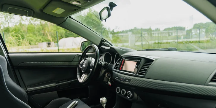 Řízení či spolujízda na závodním okruhu v autě podle výběru: Mustang, Dodge, EVO