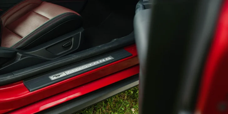 Řízení či spolujízda na závodním okruhu v autě podle výběru: Mustang, Dodge, EVO
