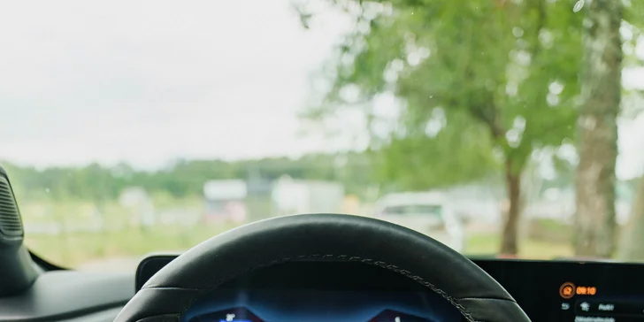 Řízení či spolujízda na závodním okruhu v autě podle výběru: Mustang, Dodge, EVO