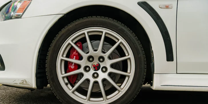 Řízení či spolujízda na závodním okruhu v autě podle výběru: Mustang, Dodge, EVO
