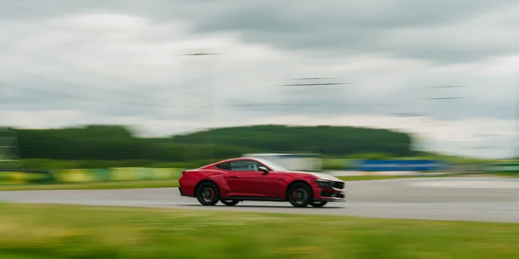 Řízení či spolujízda na závodním okruhu v autě podle výběru: Mustang, Dodge, EVO