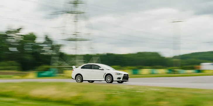 Řízení či spolujízda na závodním okruhu v autě podle výběru: Mustang, Dodge, EVO
