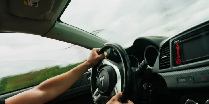 Řízení či spolujízda na závodním okruhu v autě podle výběru: Mustang, Dodge, EVO