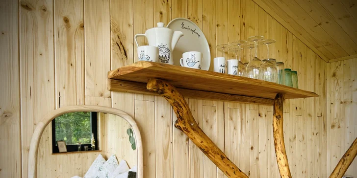 Vybavený treehouse na úpatí Krušných hor: terasa, houpací křesla i gril