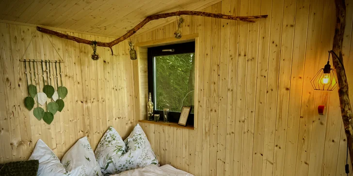 Vybavený treehouse na úpatí Krušných hor: terasa, houpací křesla i gril