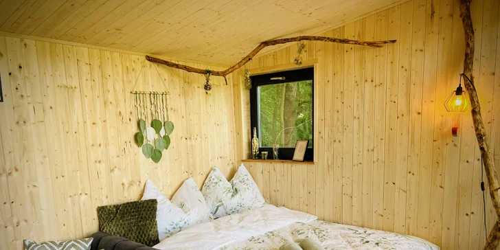 Vybavený treehouse na úpatí Krušných hor: terasa, houpací křesla i gril