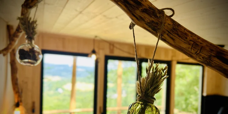 Vybavený treehouse na úpatí Krušných hor: terasa, houpací křesla i gril
