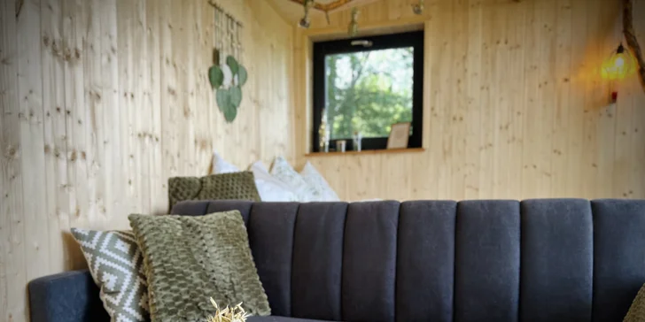 Vybavený treehouse na úpatí Krušných hor: terasa, houpací křesla i gril