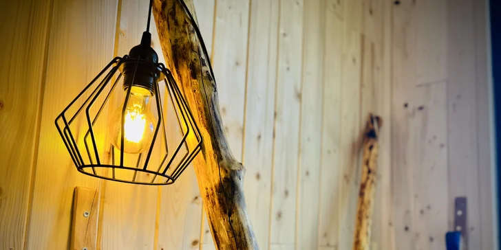 Vybavený treehouse na úpatí Krušných hor: terasa, houpací křesla i gril