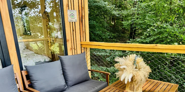 Vybavený treehouse na úpatí Krušných hor: terasa, houpací křesla i gril