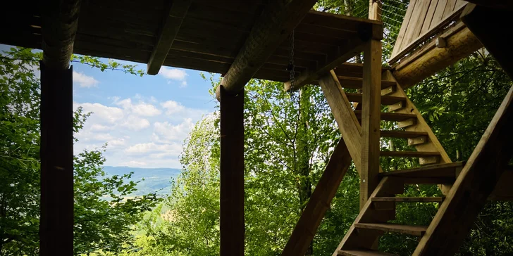 Vybavený treehouse na úpatí Krušných hor: terasa, houpací křesla i gril