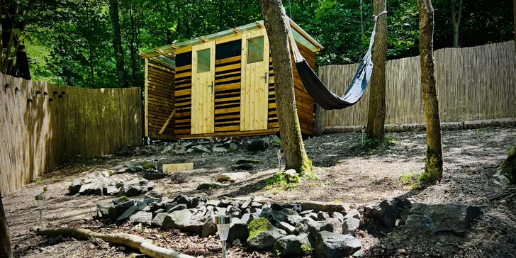 Vybavený treehouse na úpatí Krušných hor: terasa, houpací křesla i gril