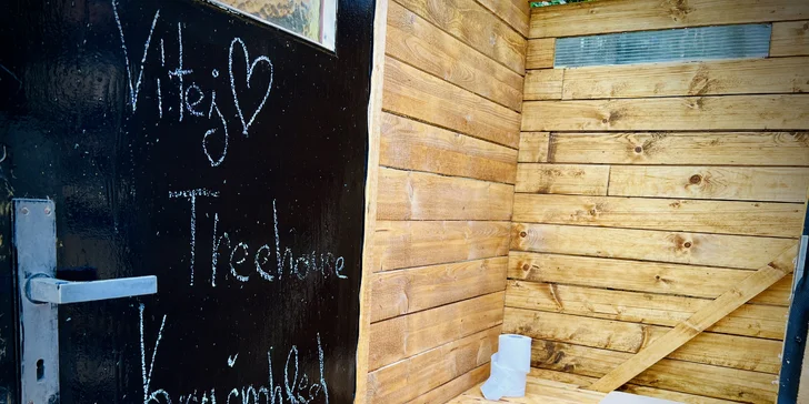 Vybavený treehouse na úpatí Krušných hor: terasa, houpací křesla i gril