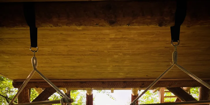 Vybavený treehouse na úpatí Krušných hor: terasa, houpací křesla i gril