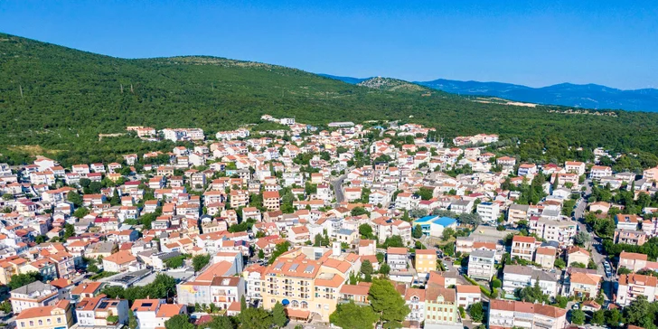 Crikvenická riviéra: hotel blízko pláží, polopenze včetně nápojů