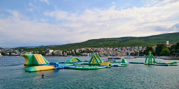 Crikvenická riviéra: hotel blízko pláží, polopenze včetně nápojů