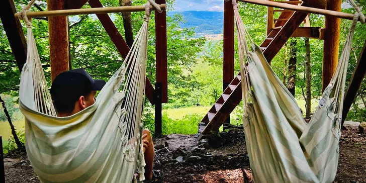 Vybavený treehouse na úpatí Krušných hor: terasa, houpací křesla i gril