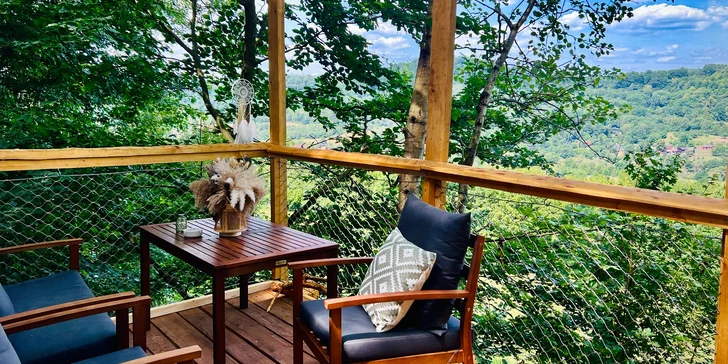 Vybavený treehouse na úpatí Krušných hor: terasa, houpací křesla i gril