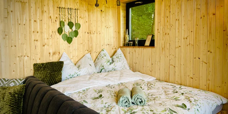 Vybavený treehouse na úpatí Krušných hor: terasa, houpací křesla i gril