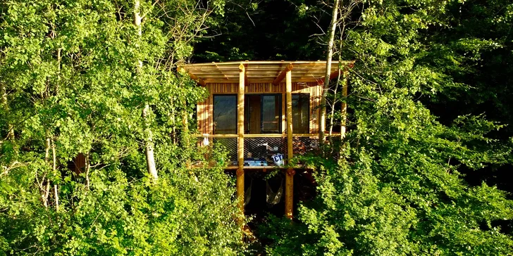 Vybavený treehouse na úpatí Krušných hor: terasa, houpací křesla i gril