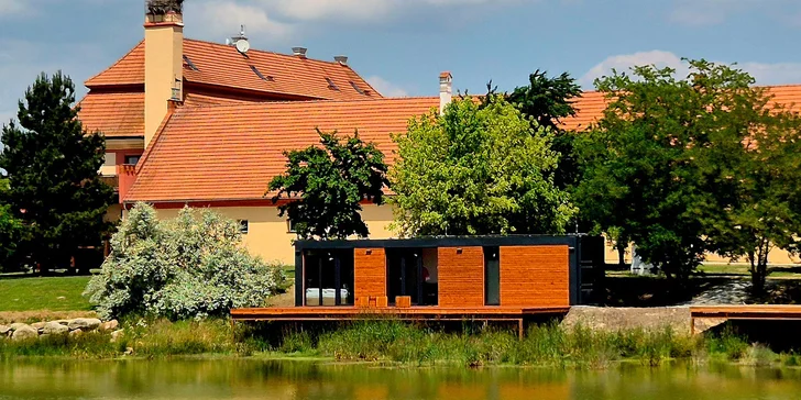 Pobyt u jezera na jihu Čech: domek s terasou a snídaní, obora se zvířaty i safari projížďka