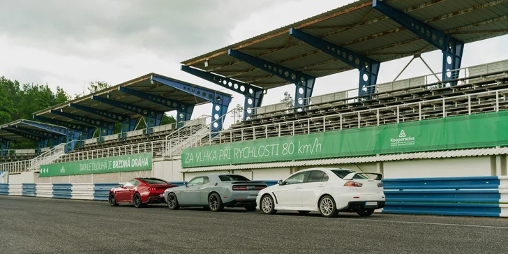 Řízení či spolujízda na závodním okruhu v autě podle výběru: Mustang, Dodge, EVO