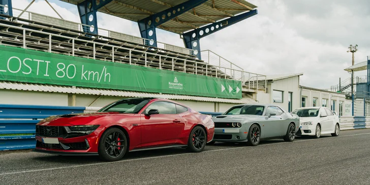 Řízení či spolujízda na závodním okruhu v autě podle výběru: Mustang, Dodge, EVO