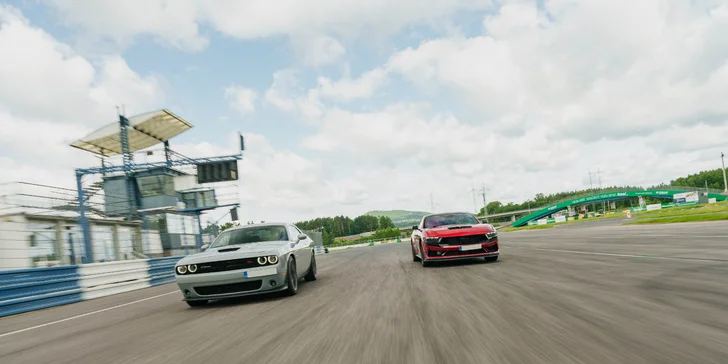 Řízení či spolujízda na závodním okruhu v autě podle výběru: Mustang, Dodge, EVO
