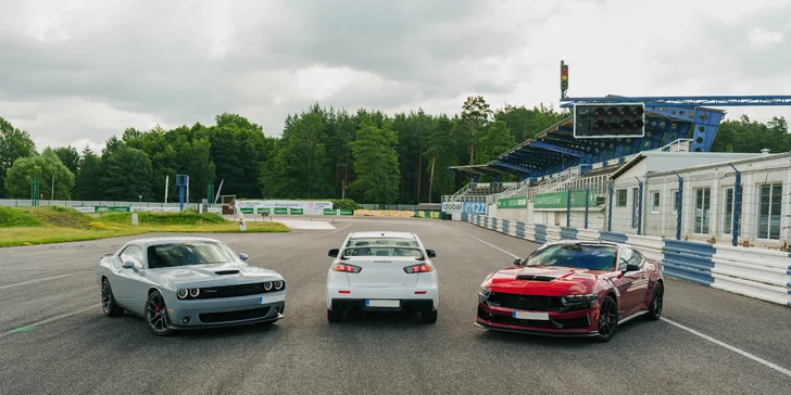 Řízení či spolujízda na závodním okruhu v autě podle výběru: Mustang, Dodge, EVO