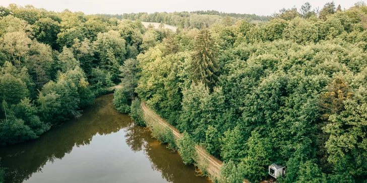 Netradiční kempování v plně vybaveném posedu: skvělá snídaně i bednička dobrot na grilování