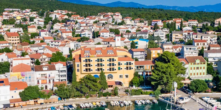 Crikvenická riviéra: hotel blízko pláží, polopenze včetně nápojů