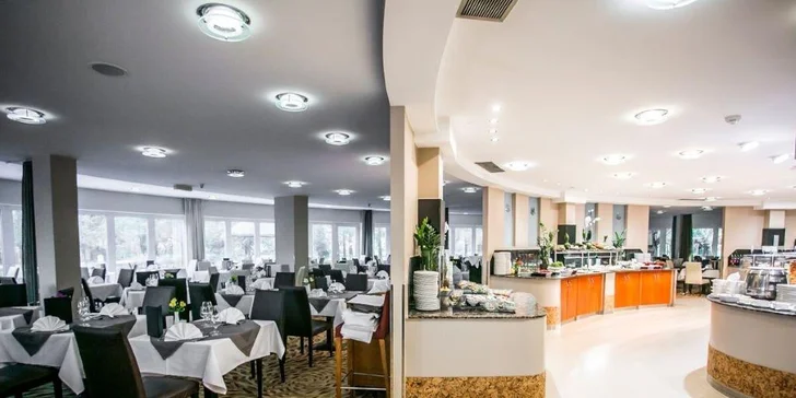 Autobusový zájezd do lázní Hévíz: 5* hotel s polopenzí a wellness, koupání v léčivém jezeře, výlety k Balatonu
