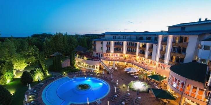 Autobusový zájezd do lázní Hévíz: 5* hotel s polopenzí a wellness, koupání v léčivém jezeře, výlety k Balatonu