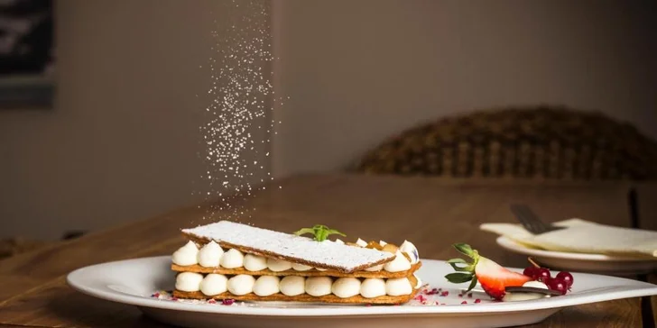 Autobusový zájezd do lázní Hévíz: 5* hotel s polopenzí a wellness, koupání v léčivém jezeře, výlety k Balatonu