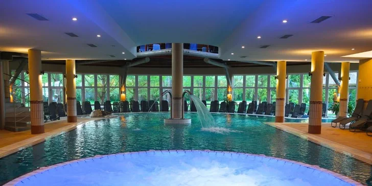 Autobusový zájezd do lázní Hévíz: 5* hotel s polopenzí a wellness, koupání v léčivém jezeře, výlety k Balatonu