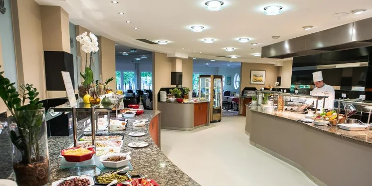 Autobusový zájezd do lázní Hévíz: 5* hotel s polopenzí a wellness, koupání v léčivém jezeře, výlety k Balatonu