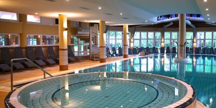Autobusový zájezd do lázní Hévíz: 5* hotel s polopenzí a wellness, koupání v léčivém jezeře, výlety k Balatonu