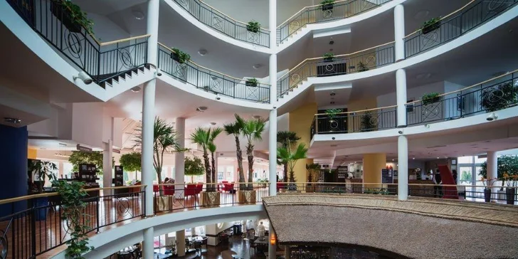 Autobusový zájezd do lázní Hévíz: 5* hotel s polopenzí a wellness, koupání v léčivém jezeře, výlety k Balatonu