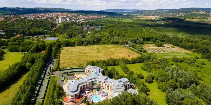 Autobusový zájezd do lázní Hévíz: 5* hotel s polopenzí a wellness, koupání v léčivém jezeře, výlety k Balatonu