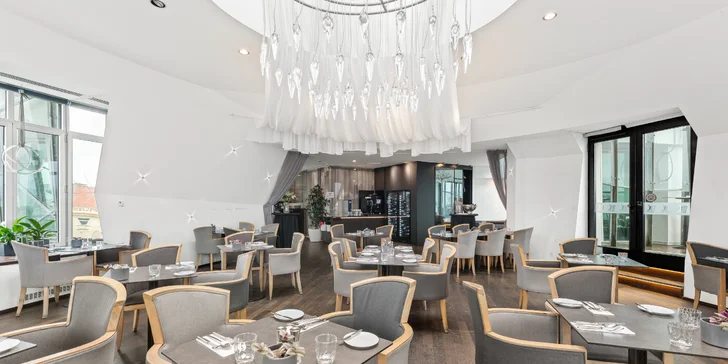 Pobyt v hotelu v Tančícím domě s krásným výhledem vč. snídaně i menu od Ondřeje Slaniny