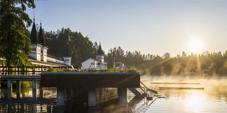 Autobusový zájezd do lázní Hévíz: 4* hotel s polopenzí a wellness, vstup do lázní i výlety k Balatonu