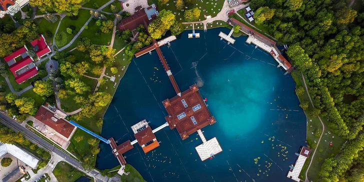 Autobusový zájezd do lázní Hévíz: 4* hotel s polopenzí a wellness, vstup do lázní i výlety k Balatonu
