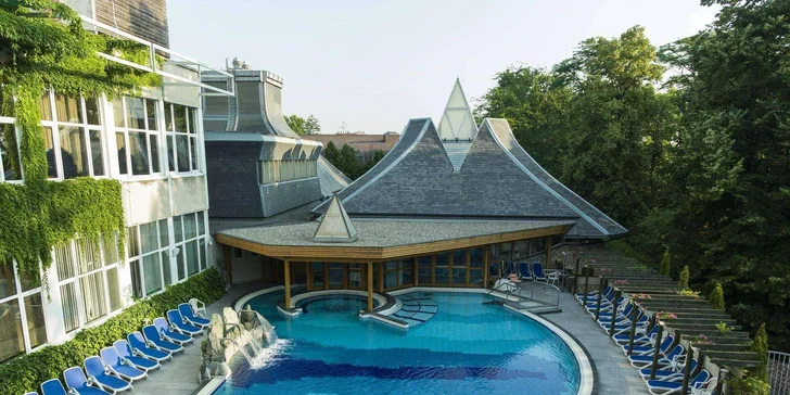 Autobusový zájezd do lázní Hévíz: 4* hotel s polopenzí a wellness, vstup do lázní i výlety k Balatonu