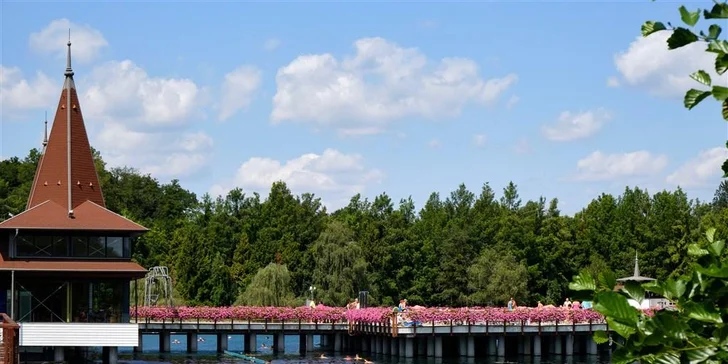 Autobusový zájezd do lázní Hévíz: 4* hotel s polopenzí a wellness, vstup do lázní i výlety k Balatonu