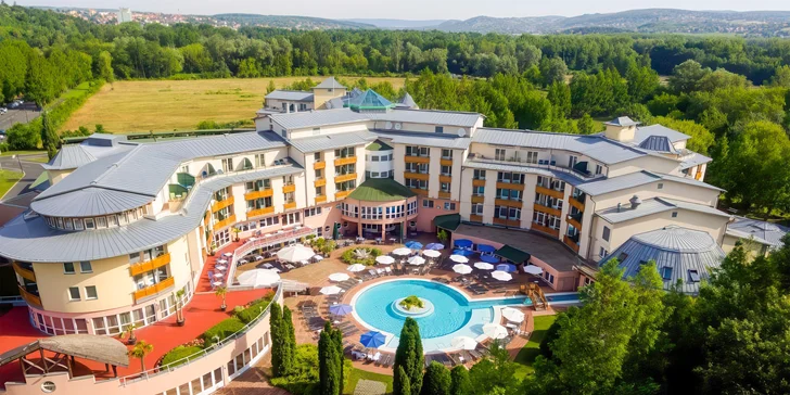 Autobusový zájezd do lázní Hévíz: 5* hotel s polopenzí a wellness, koupání v léčivém jezeře, výlety k Balatonu